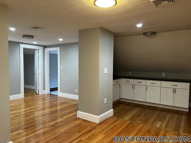 Building Photo - 152 Winchester St