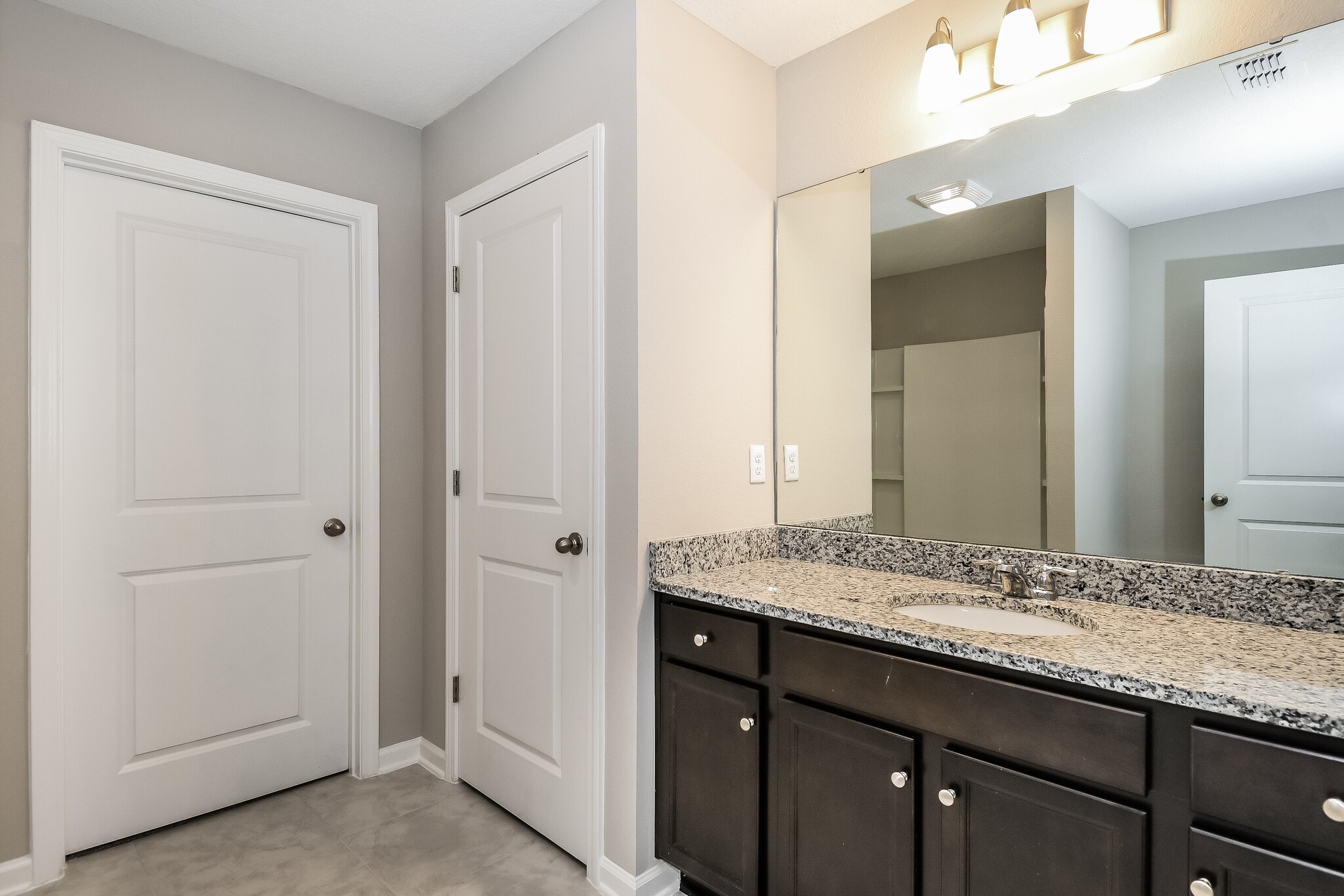 Building Photo - 7355 New Mdws Ct