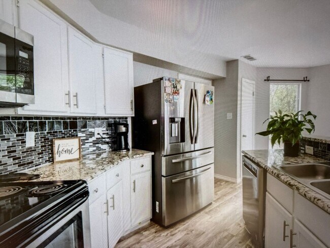 Building Photo - Lake Dallas Home!!