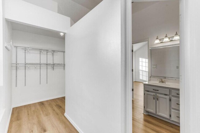 Building Photo - 9512 Rosas Ave NE