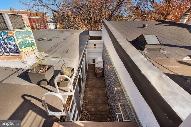 Building Photo - 721 D St NE