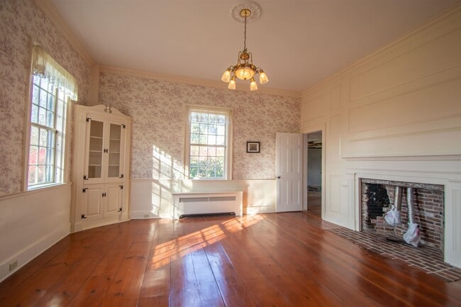 Building Photo - 267 N River Rd