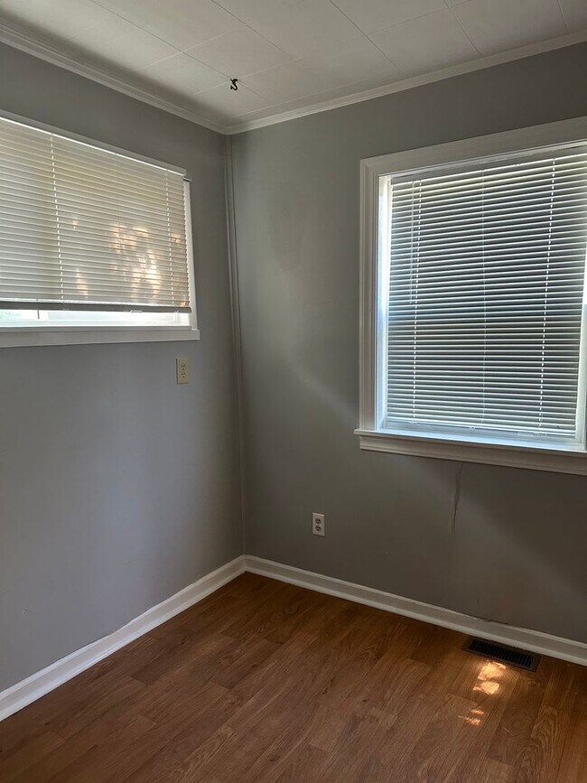 Building Photo - 2 bedrooms, 1 bath on large lot with garage