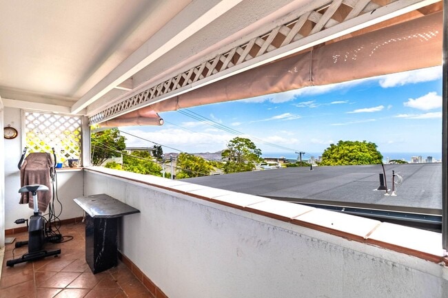 Building Photo - Charming 2BR/1BA Home with Stunning Ocean ...