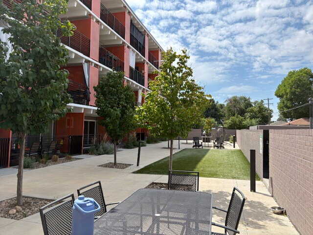 Building Photo - Cute Pet Friendly Studio Apartment Near Sl...