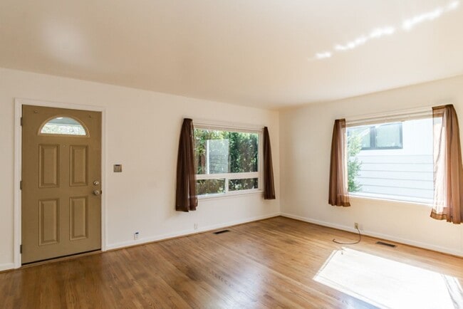 Building Photo - 2Bd/1Ba Seattle House