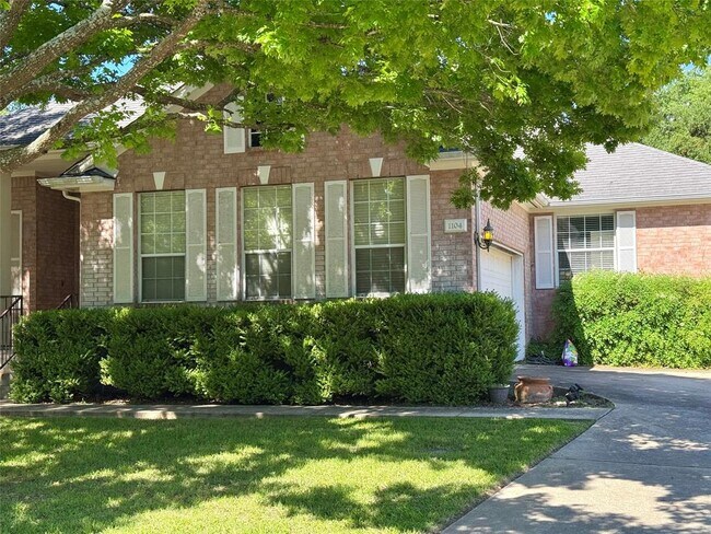 Building Photo - 1104 Vanderbilt Cir