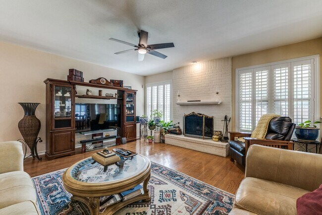Building Photo - Available August 15th | 4 Bd, 2ba for Leas...