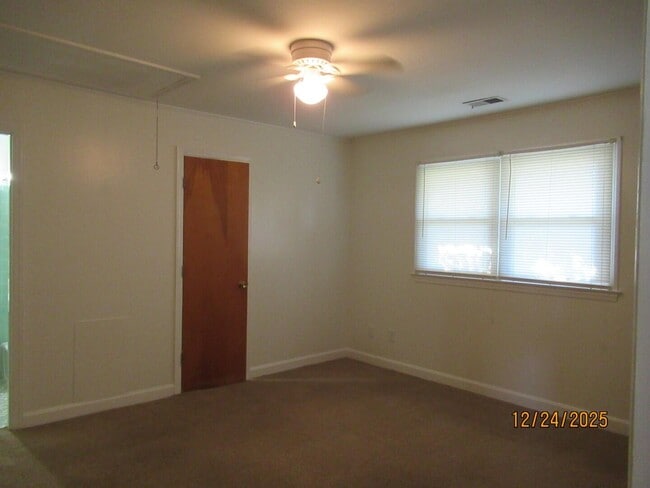 Building Photo - 326 W Hampton Ave