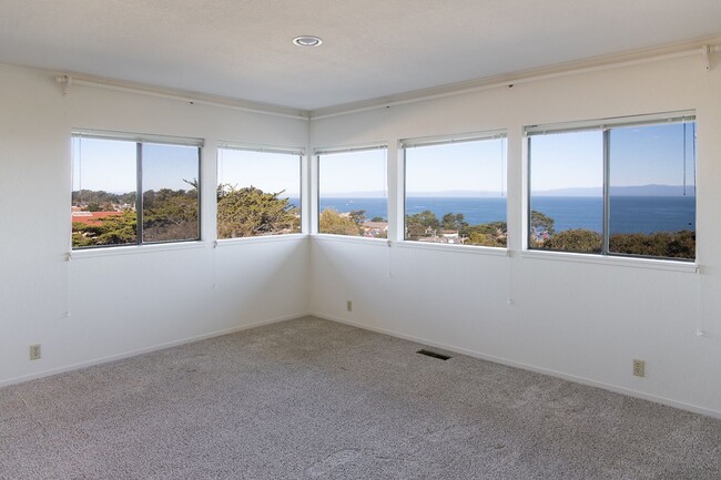 Building Photo - 2 Bedroom 2 Bath Condo in Pacific Grove NO...