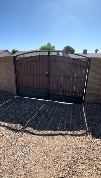 Large backyard, RV gate - 10421 W Puget Ave