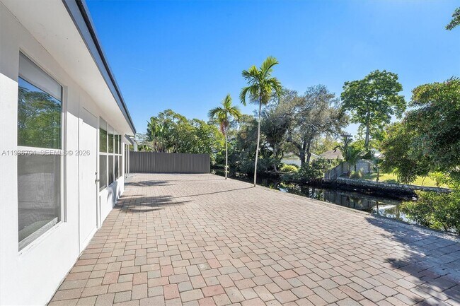 Building Photo - 300 SW 11th Ct