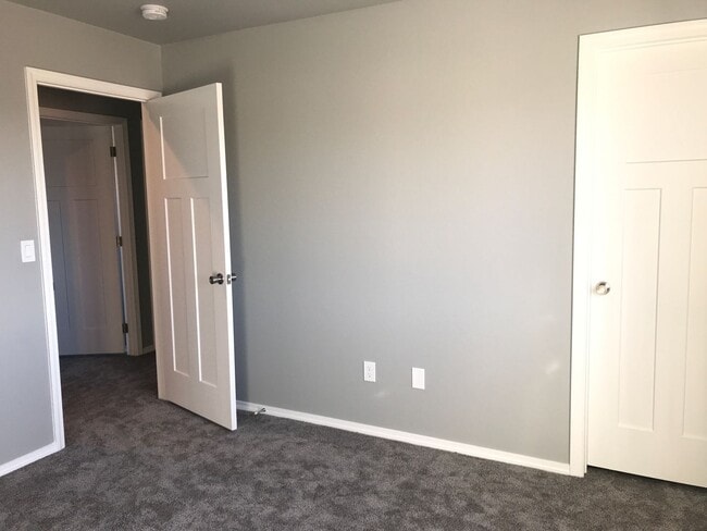Building Photo - 2Story Home! 4 Beds, 2.5 Bath!