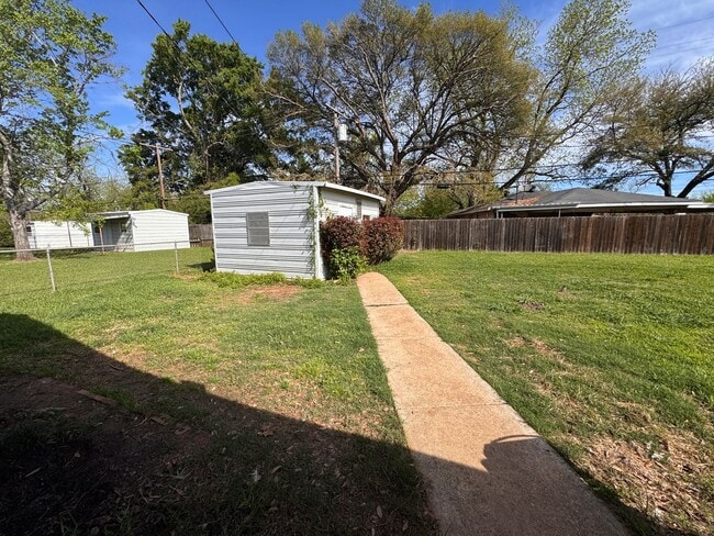 Building Photo - REMODELED SPACIOUS SOUTH BOSSIER HOME.