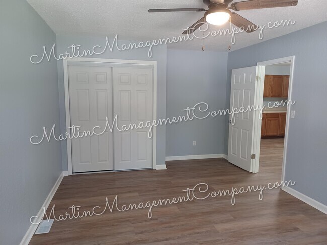 Building Photo - 109 E Clay St