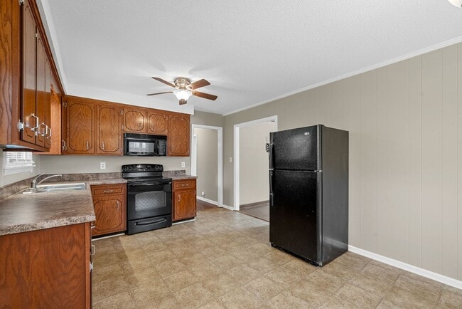 Building Photo - 3 Bedroom 2 Bath Dog Friendly Home For Rent Near Providence Blvd.