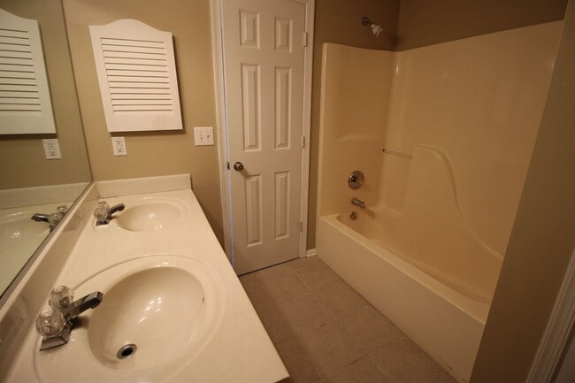 Building Photo - Updated 2 Bed/ 2.5 Bath