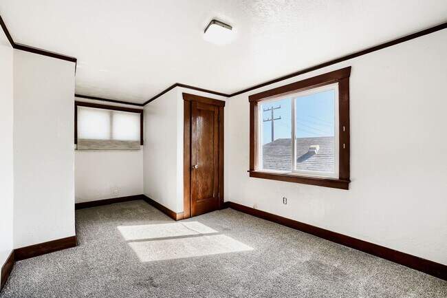 Building Photo - 4315 5th Ave NE