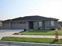 Building Photo - Centrally Located in Kennewick!