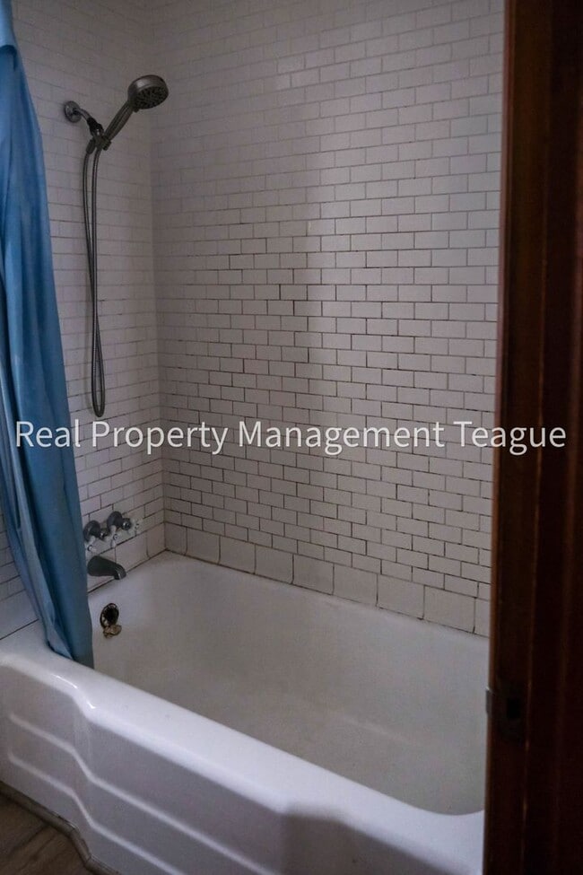 Building Photo - Charming 3 bedrooms in Rensselaer