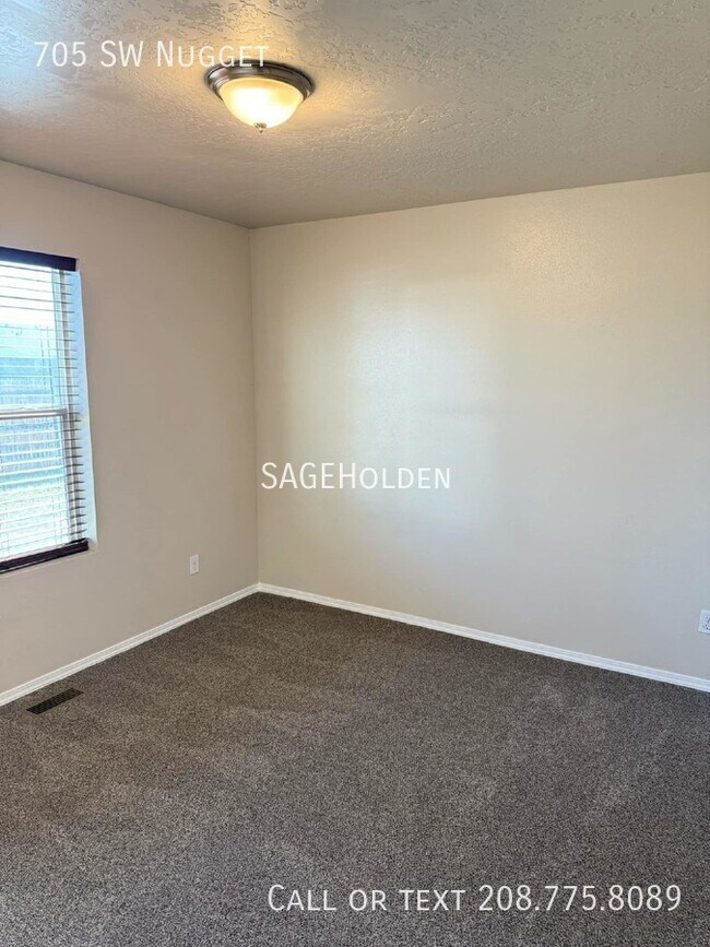 Building Photo - 705 SW Nugget-