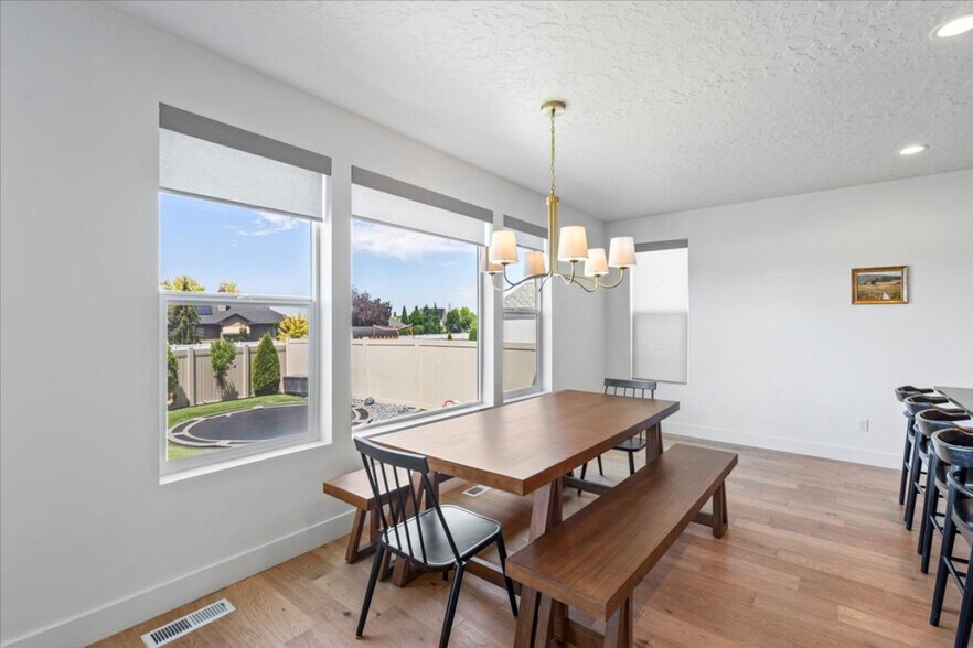 Building Photo - 690 S Edge Ln