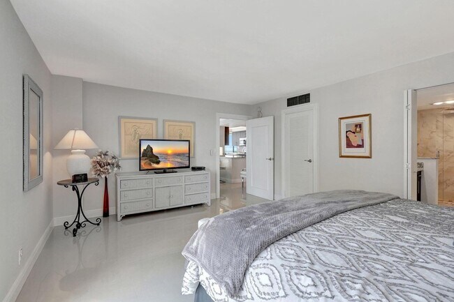 Building Photo - 5460 N Ocean Dr
