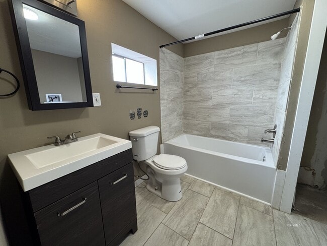 Building Photo - 419 E 7th St