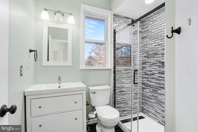 Building Photo - 906 Shelburne Rd