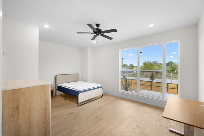 Building Photo - 4Bed/4Bath - Fully Furnished Townhome Avai...