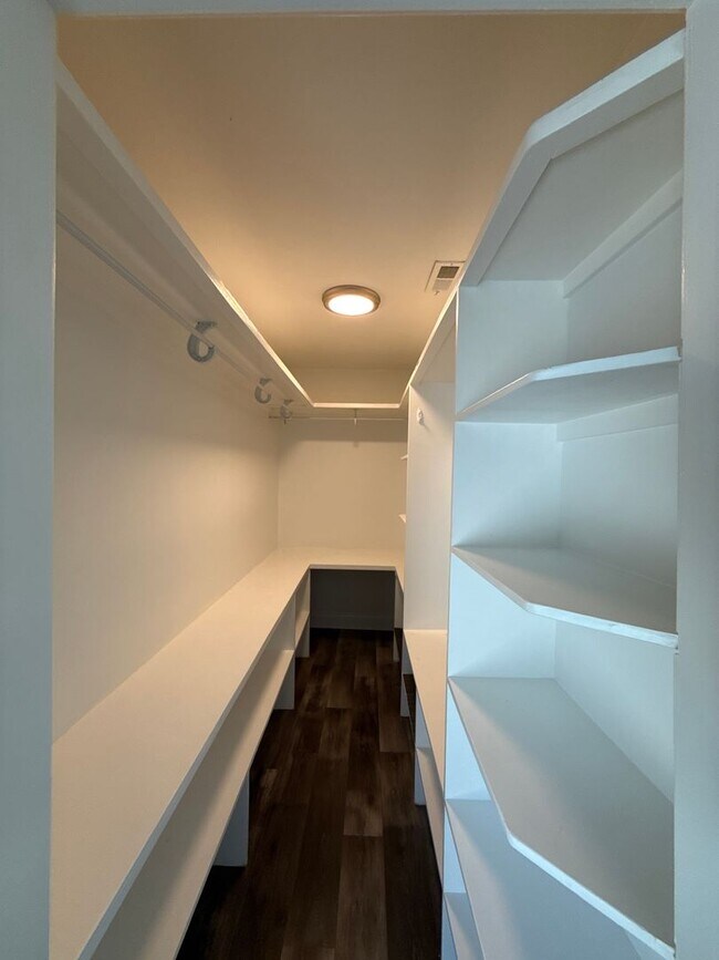 Building Photo - Updated Ranch Home with Luxury features!