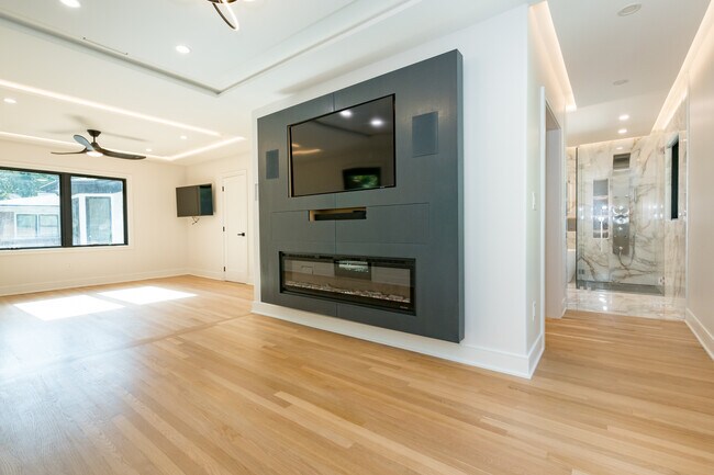 Building Photo - 611 W 49th St