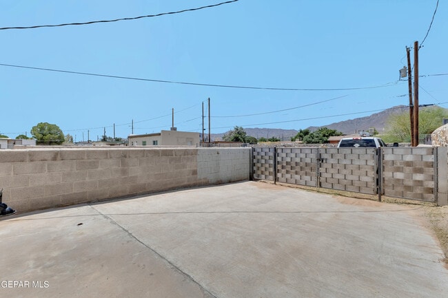 Building Photo - 8931 Robert Dr