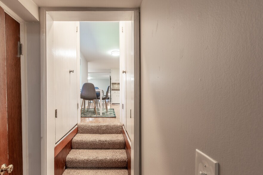 Building Photo - 2401 Birch Ln