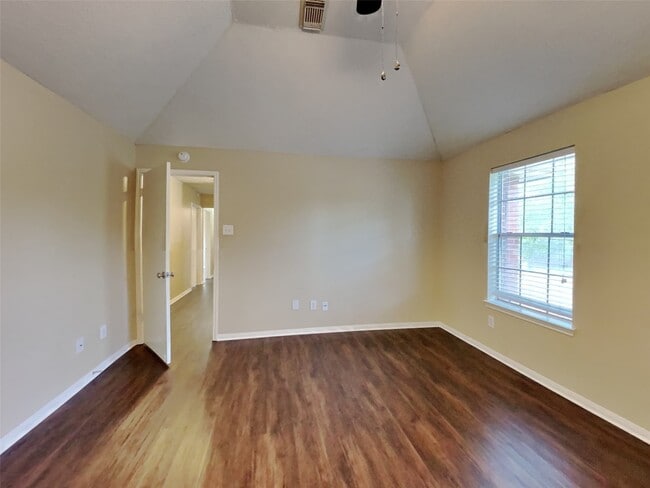 Building Photo - 2908 Cambridge Circus