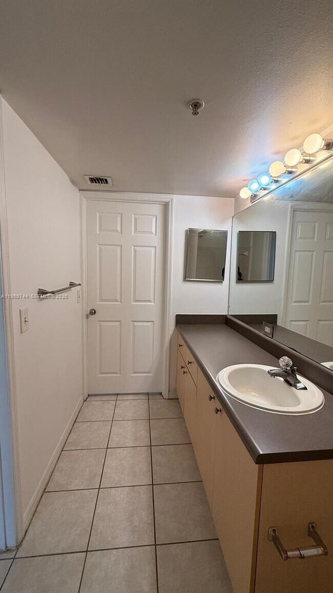 Building Photo - 2494 Centergate Dr