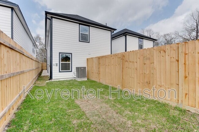 Building Photo - 8128 Sterlingshire St