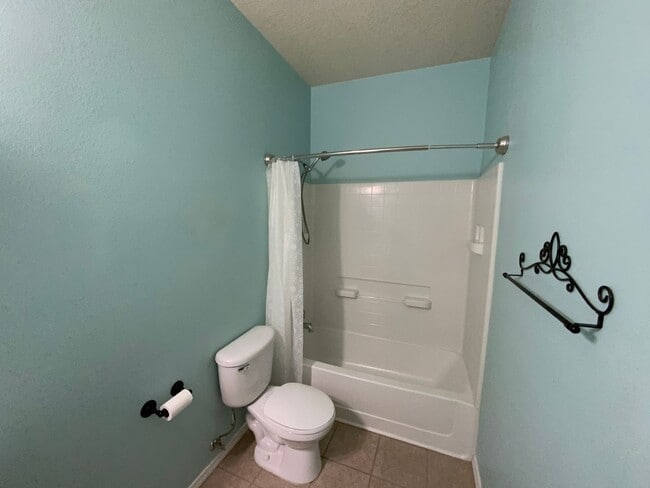 Building Photo - 3 Bedroom Single Story Home Available Near...
