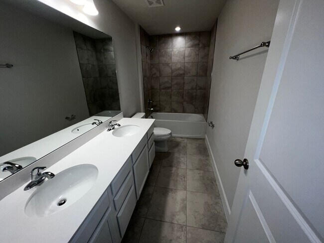 Building Photo - Stunning 5 bedroom 3 bath Winter Haven Home near Lego Land!