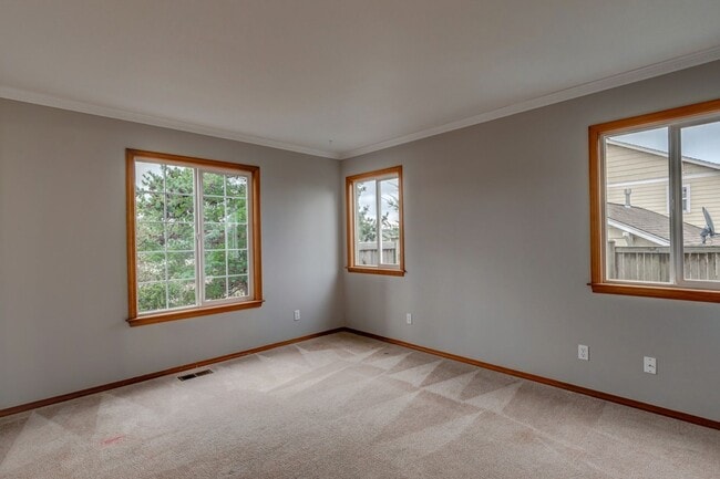 Building Photo - 4 bedroom, 3 bath Dog Friendly Home!