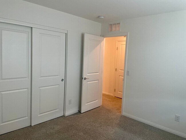 Building Photo - 3 bed 2 bath 2 car garage Townhome "On the Strip" South Las Vegas Blvd