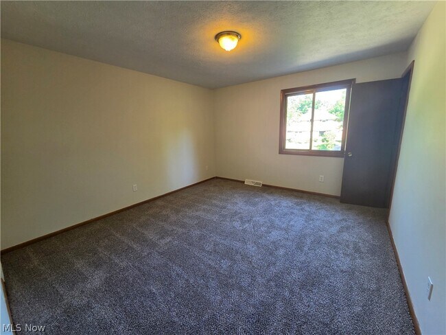 Building Photo - 2540 Charney Rd