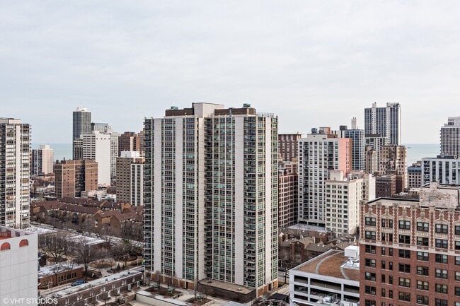Building Photo - 1212 N La Salle Dr
