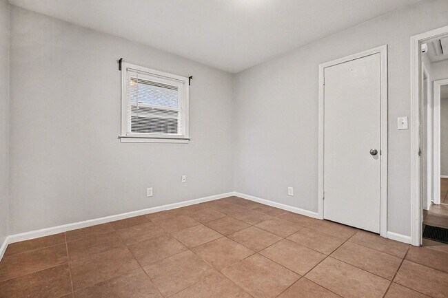 Building Photo - Nice 2BR/1BA Duplex in East Point!