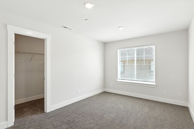 Building Photo - Spacious 4-Bedroom Home, Plus Den/Office with Modern Upgrades and Great Amenities