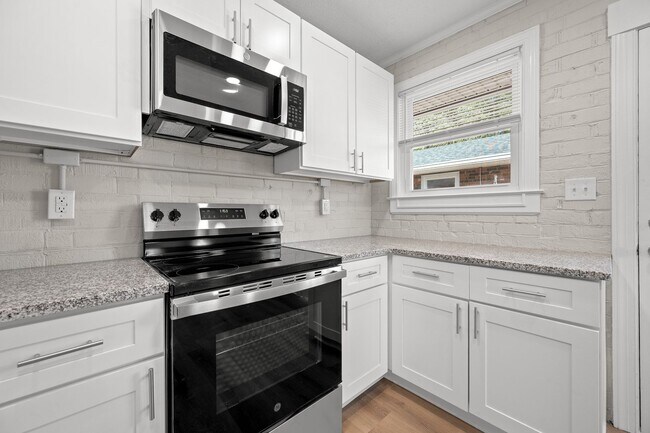 Building Photo - 5009 Oxford St