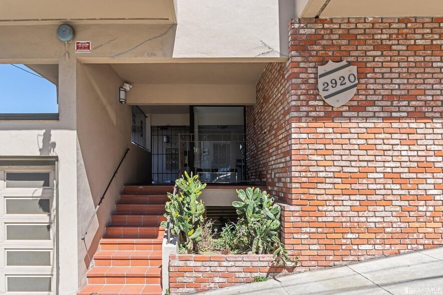 Condo building entry - 2920 Buchanan St