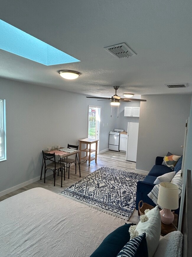 Building Photo - 3219 Roscoe Ave