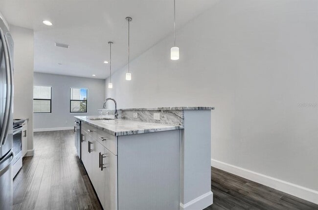 Building Photo - 401 N Oregon Ave