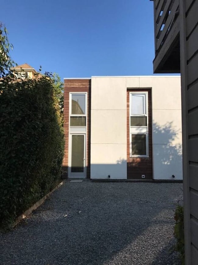 Building Photo - 832.5 Milton St